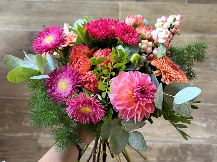 Bouquet champêtre coloré fleurs de saison