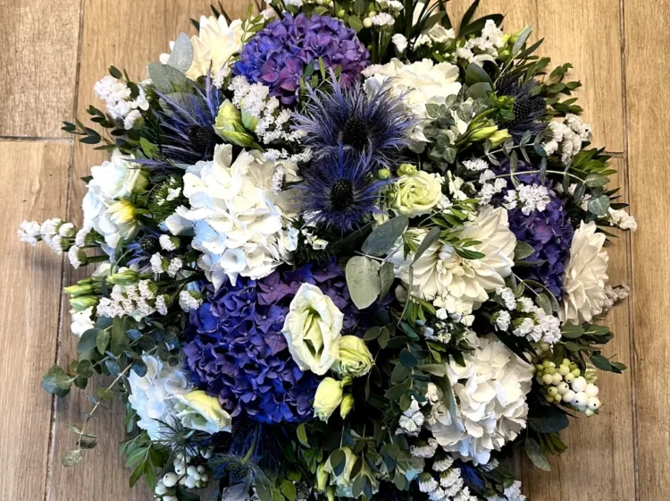 Coussin rond de deuil pour des obsèques, de style champêtre