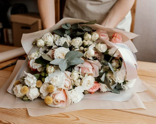 Composition de bouquet en boutique